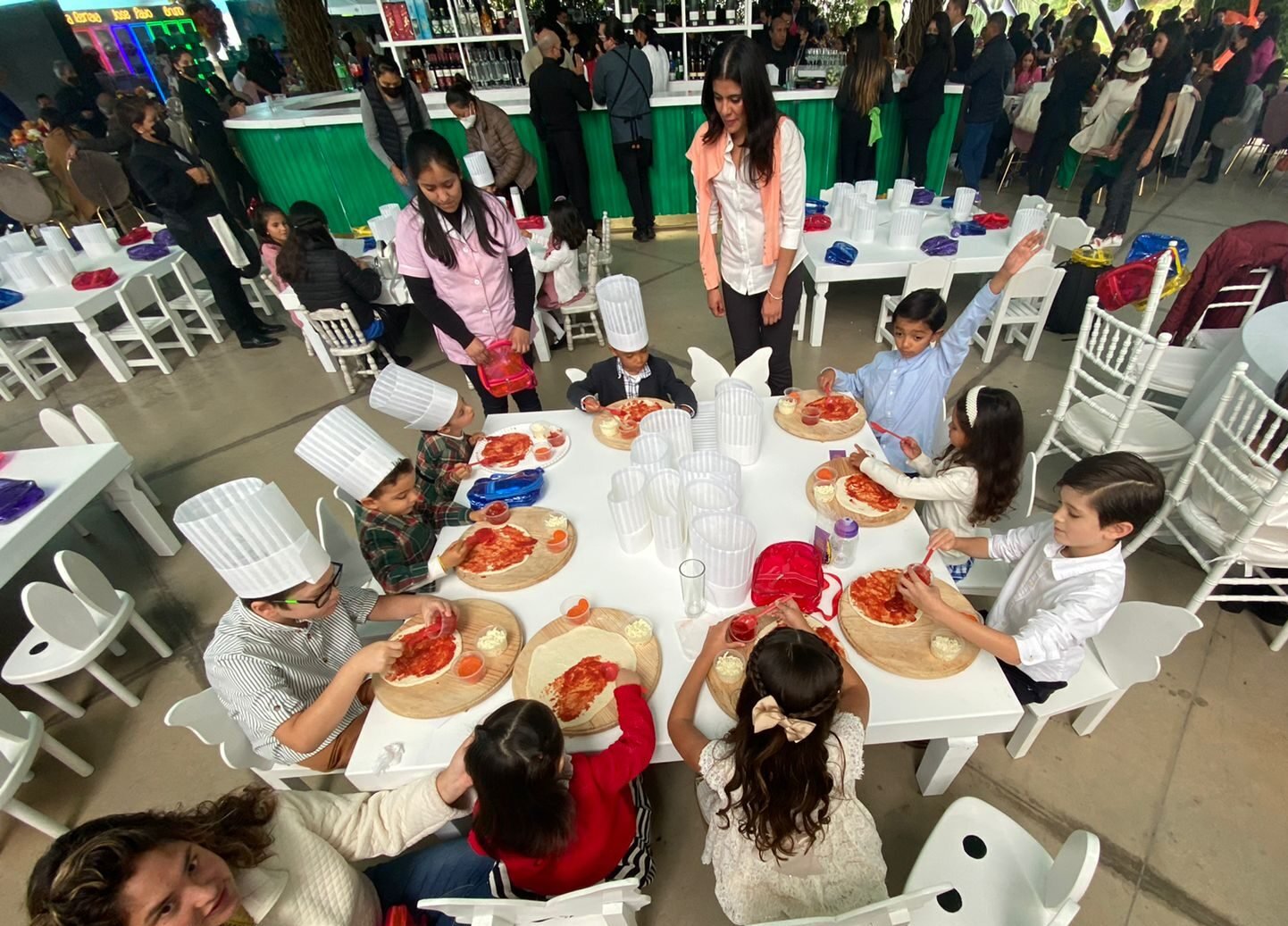 Niños preparando pizza